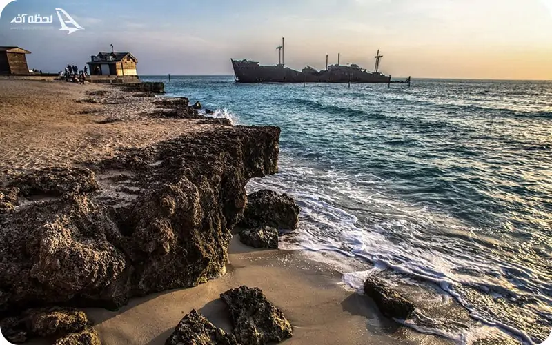 کشتی یونانی در حال غرق شدن