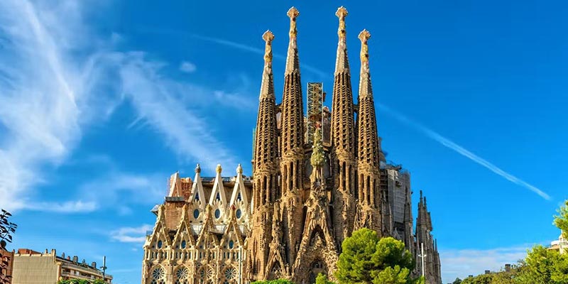 تحلیل کلیسا ساگرادا فامیلیا Sagrada Família با تصویر و جاذبه